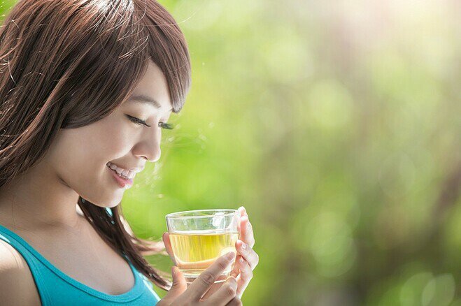 Đầu tiên, rửa sạch lá trà xanh với nước rồi vò nát lá để dưỡng chất trong trà được tiết ra tối đa. Sau đó bỏ lá vào nước sôi hoặc bình trà rồi hãm trà từ 5 đến 10 phút, vậy là chị em đã có thể thưởng thức ly nước trà xanh giảm béo thơm ngon rồi.