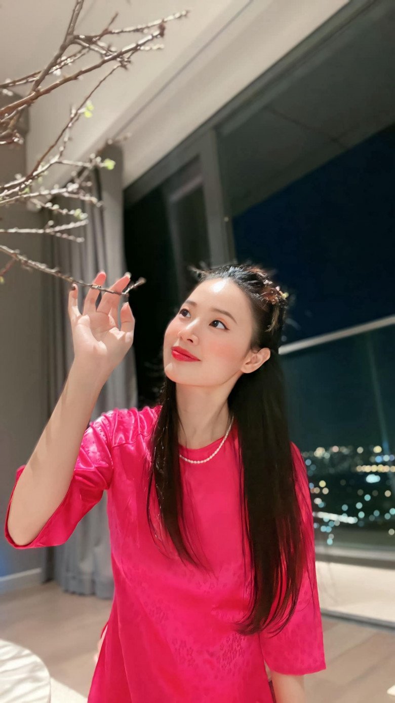 Thần tiên tỷ tỷ Việt Nam lựa chọn cách buộc tóc nửa đầu, trang điểm nhẹ nhàng mix cùng thiết kế áo dài màu hồng cánh sen.