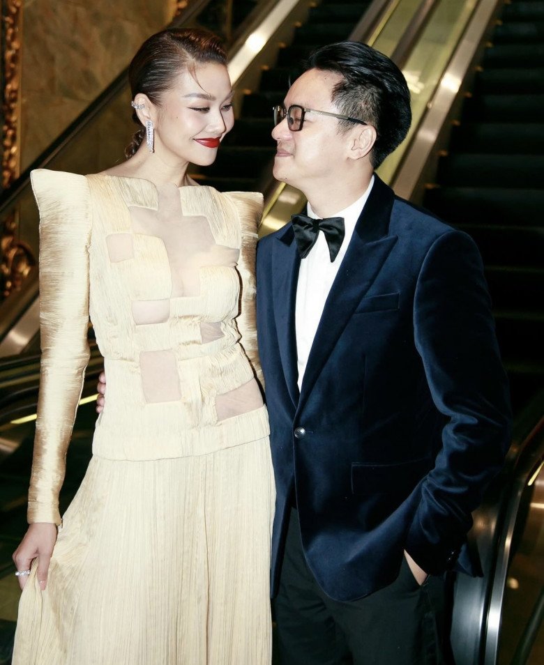 Không chỉ xúng xính áo dài, Thanh Hằng còn sử dụng nâu vàng trong lựa chọn váy áo sự kiện. 