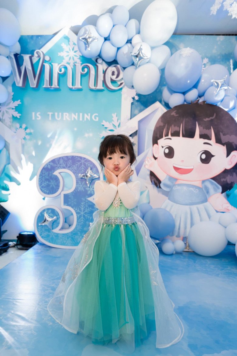 Dịp sinh nhật tròn 3 tuổi của mình, Winnie được tổ chức tiệc cực hoành tráng. Em bé cũng háo hức ra trò khi được hoá thân thành nhân vật Elsa. Nhóc tì diện item màng màu xanh bạc hà.