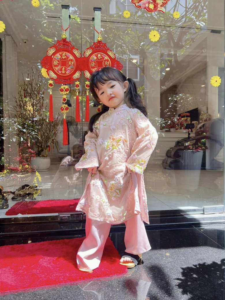 Thiết kế áo dài của em bé còn được ton-sur-ton cùng với guốc gỗ. Item này thường xuyên gắn liền với con gái Đông Nhi - Ông Cao Thắng mỗi khi diện kimono của Nhật Bản.