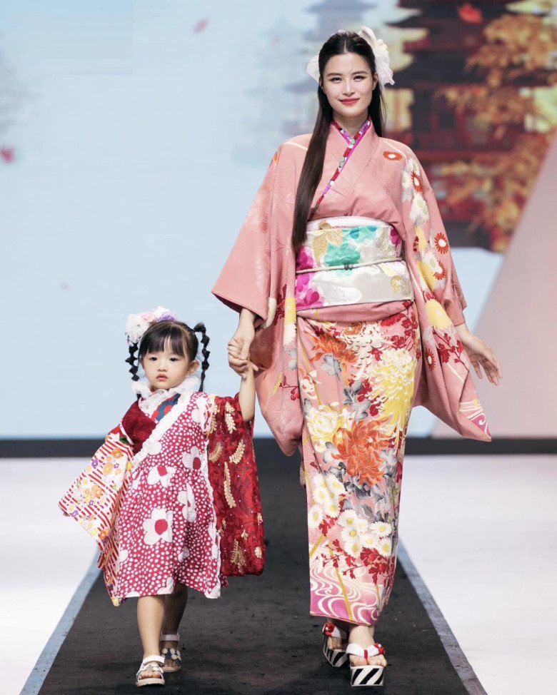 Hai bộ trang phục mà mẹ con nữ ca sĩ mặc nằm trong BST Moemusisan của nhà thiết kế Nhật Bản, tái hiện vẻ đẹp của trang phục Kimono.