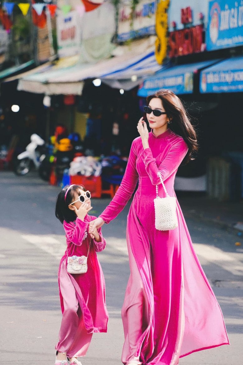 Trước đó, Đặng Thu Thảo và công chúa nhỏ cùng diện mẫu áo dài lụa hồng cực nổi bật dạo phố ngày xuân. 