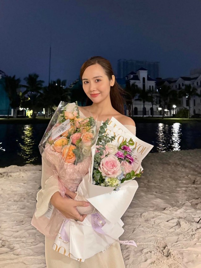 Huyền Lizzie rạng rỡ trong ngày nói lời tạm biệt đoàn phim Chúng Ta Của 8 Năm Sau.