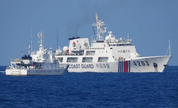 Tàu hải cảnh số hiệu 4203 của Trung Quốc chạy cắt mặt tàu cảnh sát biển Philippines hồi tháng 6/2023. Ảnh: PCG