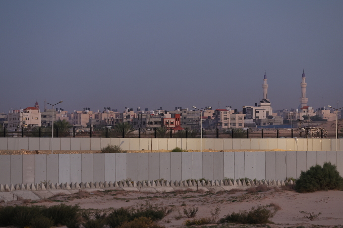 Tường ở biên giới phía đông của Ai Cập với Dải Gaza, ở Rafah, tháng 12/2023. Ảnh: AFP