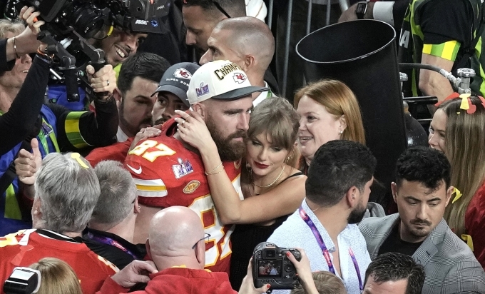 Taylor Swift ôm bạn trai Travis Kelce sau trận siêu cúp bóng bầu dục ngày 11/2. Ảnh: AP