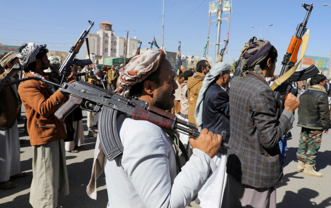 Những tay súng mới gia nhập Houthi trong buổi lễ kết thúc khóa huấn luyện ở thủ đô Sanaa, Yemen, hôm 11/1. Ảnh: Reuters