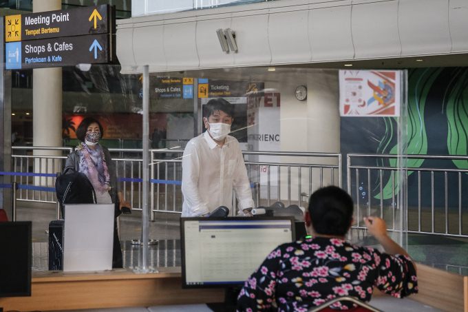 Khách du lịch Nhật Bản khai báo y tế tại sân bay quốc tế I Gusti Ngurah Rai ở Bali, Indonesia hồi tháng 2/2022. Ảnh: AFP