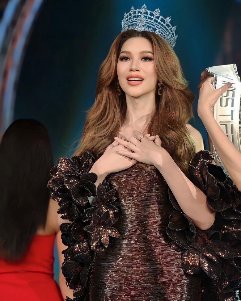 Nhan sắc tân Hoa hậu chuyển giới Thái Lan (Miss Tiffanys Universe) được khen ngợi và thực sự tỏa sáng trong giây phút đăng quang.