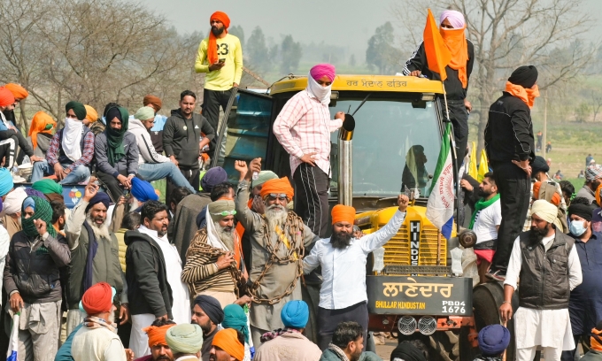 Nông dân Ấn Độ lái xe máy kéo tiến về thủ đô ngày 14/2. Ảnh: AFP