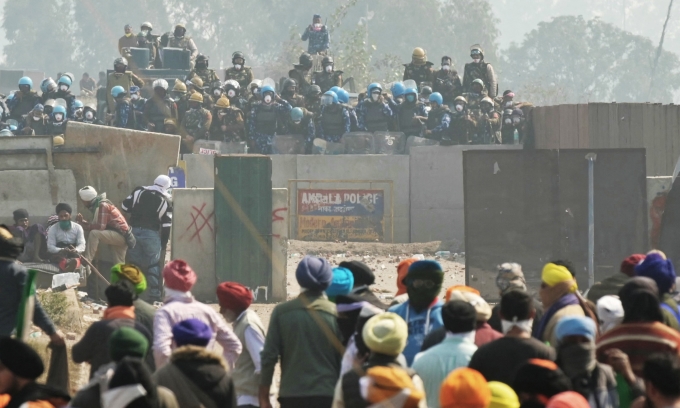 Lực lượng an ninh Ấn Độ dựng rào chắn ngăn đoàn biểu tình tiến về thủ đô của nông dân ở Shambhu ngày 14/2. Ảnh: AFP