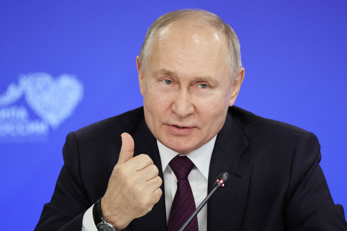 Tổng thống Nga Vladimir Putin dự cuộc họp ở thị trấn Odintsovo, vùng Moskva ngày 16/1. Ảnh: Reuters