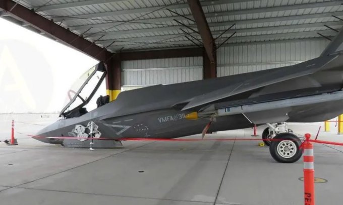 Chiếc F-35C bị sập càng tại căn cứ Fallon trong ảnh công bố hôm 13/2. Ảnh: Aviationist