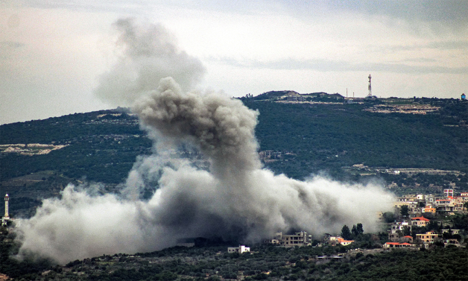 Khói bốc lên sau đòn tập kích của Israel nhằm vào một mục tiêu tại Lebanon ngày 13/2. Ảnh: AFP