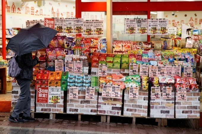 Người dân mua đồ tại một cửa hàng ở Tokyo (Nhật Bản). Ảnh: Reuters