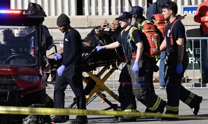 Nhân viên cứu hộ vận chuyển nạn nhân vụ xả súng ở Kansas City, Missouri, Mỹ, hôm 14/2. Ảnh: AFP