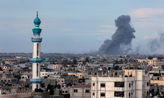 Khói bốc lên sau khi không quân Israel không kích thành phố Khan Younis, Dải Gaza ngày 14/2. Ảnh: AFP