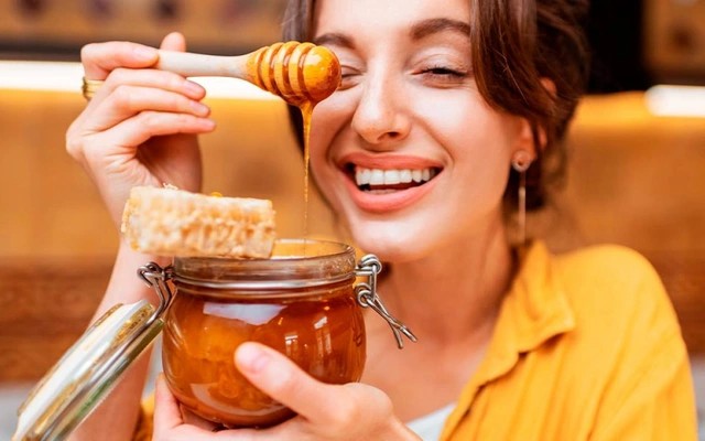 Nhiều người yêu thích hương vị ngọt ngào của mật ong. (Ảnh minh họa). 