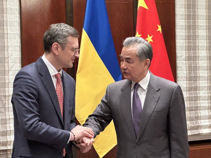 Ngoại trưởng Ukraine Dmytro Kuleba gặp Ngoại trưởng Trung Quốc Vương Nghị tại Munich, Đức, ngày 17/2. Ảnh: X/Dmytro Kuleba