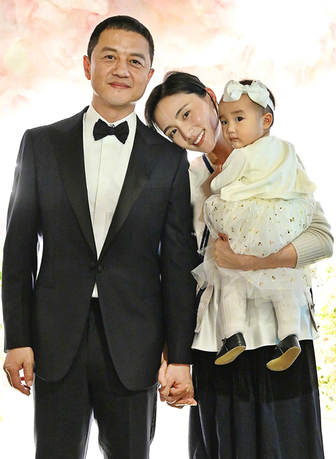 Vợ chồng Lý Á Bằng và con gái. Ảnh: Weibo/Li Yapeng