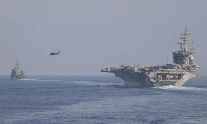 Tàu sân bay USS Dwight D. Eisenhower (phải) của Mỹ tại Vịnh Ba Tư vào tháng 11/2023. Ảnh: Hải quân Mỹ