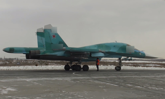 Tiêm kích bom Su-34 Nga chuẩn bị xuất kích tháng 12/2023. Ảnh: BQP Nga