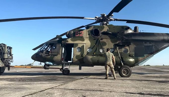 Trực thăng Mi-8 được Kuzminov điều khiển hạ cánh trên sân bay Ukraine. Ảnh: GUR