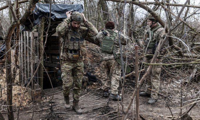 Lính Ukraine ở phòng tuyến gần Avdeevka hôm 18/2. Ảnh: AFP