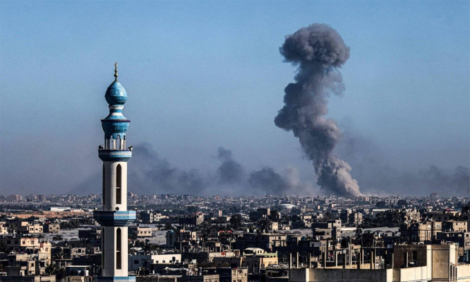 Cột khói bốc lên sau khi Israel không kích thành phố Khan Younis, Dải Gaza ngày 11/2. Ảnh: AFP