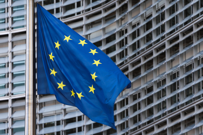 Cờ EU trước trụ sở Ủy ban châu Âu ở Brussels, Bỉ năm 2022. Ảnh: AFP