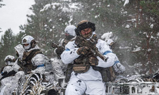 Lực lượng Ukraine trên tiền tuyến trong bức ảnh đăng ngày 19/2. Ảnh: Quân đội Ukraine