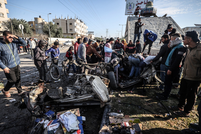 Người Palestine di chuyển người chết và bị thương trong cuộc tấn công của Israel vào chiếc xe ở Deir Al-Balah, Gaza ngày 21/2. Ảnh: AFP