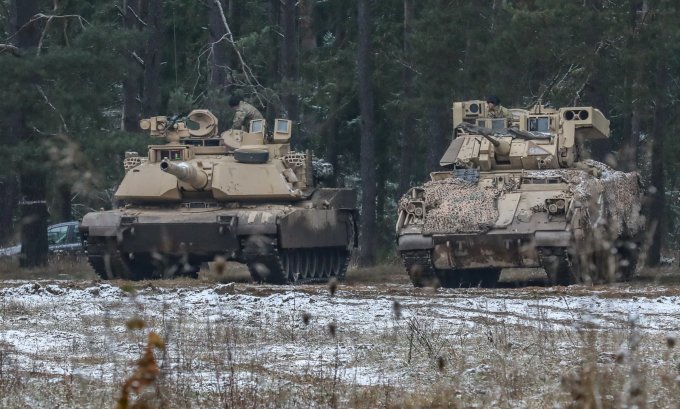 Xe tăng Abrams (trái) và thiết giáp Bradley của Mỹ triển khai ở Ba Lan hồi tháng 11/2022. Ảnh: US Army