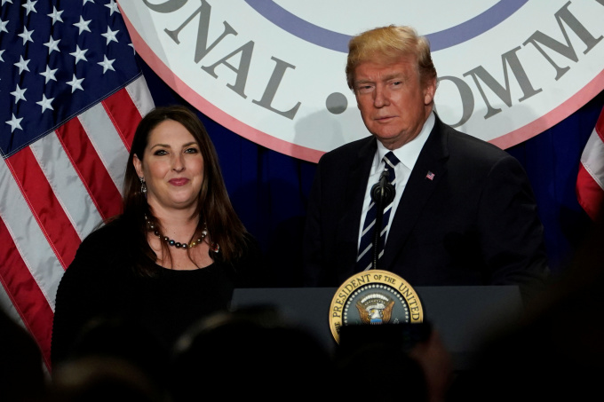Ông Donald Trump (phải) và bà Ronna McDaniel tại sự kiện của Ủy ban Quốc gia đảng Cộng hòa (RNC) ở Washington hồi tháng 2/2018. Ảnh: Reuters