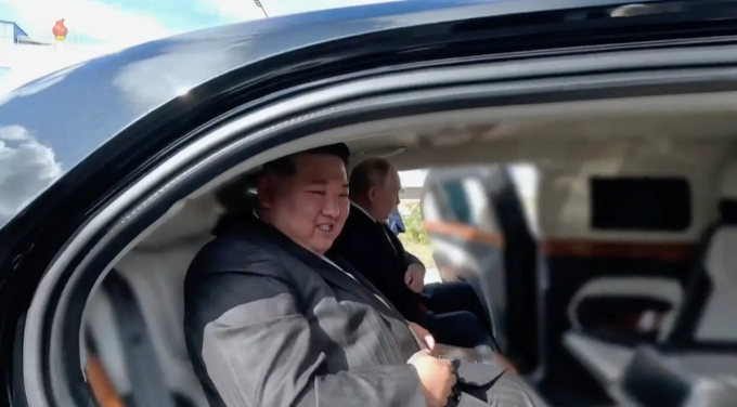 Lãnh đạo Triều Tiên Kim Jong-un (trái) và Tổng thống Nga Vladimir Putin ngồi thử trên chiếc limousine Aurus Senat khi thăm sân bay vũ trụ Vostochny, Nga, hồi tháng 9/2023. Ảnh: KCNA