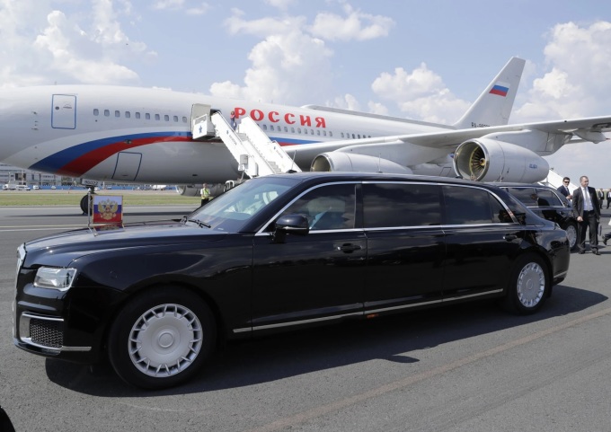 Chiếc Aurus Senat trên đường băng chờ đón Tổng thống Nga Vladimir Putin trở về từ Phần Lan vào tháng 7/2018. Ảnh: Kremlin