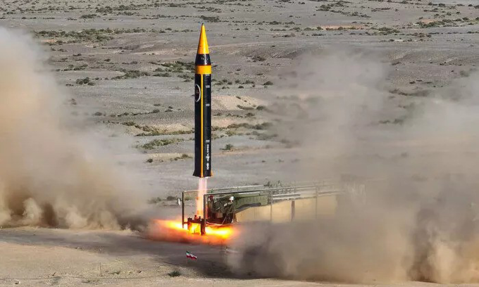 Tên lửa đạn đạo Kheibar tầm bắn 2.000 km của Iran  rời bệ phóng trong hình ảnh công bố tháng 5/2023. Ảnh: BQP Iran