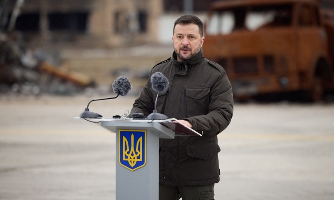 Tổng thống Ukraine Volodymyr Zelensky tại sân bay Gostomel ngày 24/2. Ảnh: Reuters