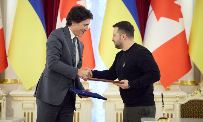 Tổng thống Ukraine Volodymyr Zelensky (phải) và Thủ tướng Canada Justin Trudeau tại Kiev hôm 24/2. Ảnh: Reuters