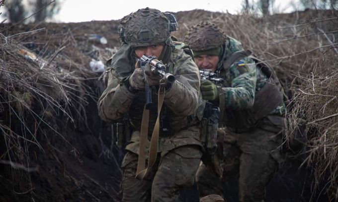 Thành viên Lữ đoàn 71 Ukraine trên tiền tuyến trong bức ảnh đăng ngày 23/2. Ảnh: Quân đội Ukraine