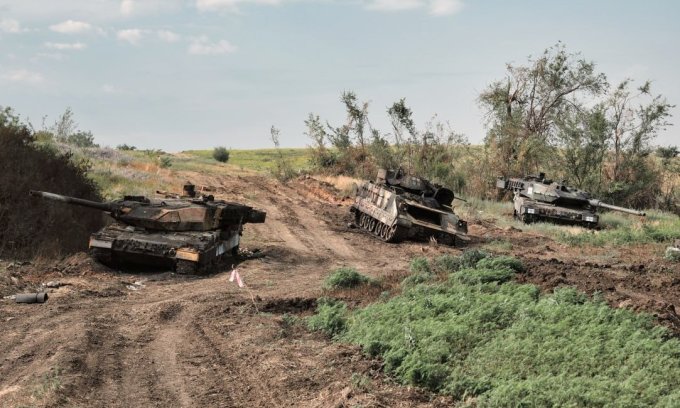 Xe tăng Leopard 2A6 và thiết giáp Bradley của Ukraine bị bỏ lại sau trận đánh mở màn ở Zaporizhzhia hồi tháng 6/2023. Ảnh: Twitter/AndreiBtvt