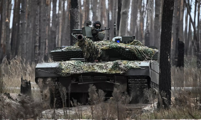 Xe tăng T-80 Nga chuẩn bị tấn công vị trí Ukraine tháng 4/2023. Ảnh: BQP Nga