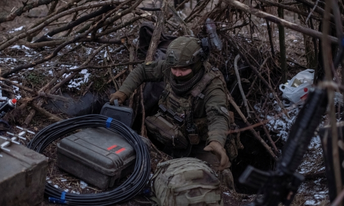 Một binh sĩ Ukraine ở gần thành phố Avdeevka hôm 20/2. Ảnh: Reuters
