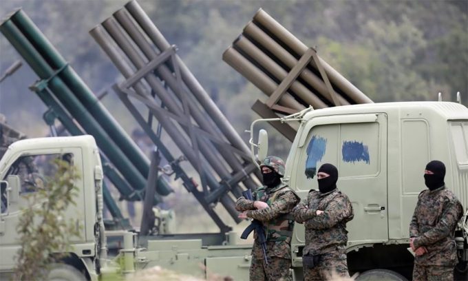 Thành viên Hezbollah đứng cạnh bệ phóng rocket trong diễn tập ở miền nam Lebanon tháng 5/2023. Ảnh: Hezbollah