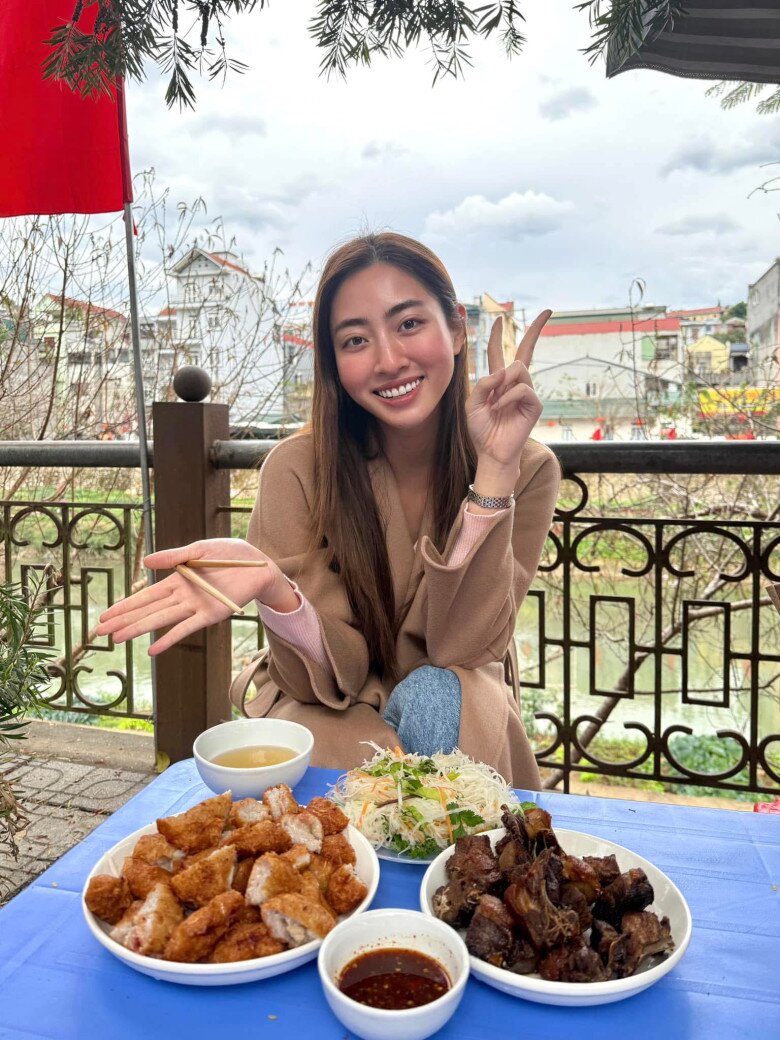 Màu nail trong suôt mới vừa để về quê ăn Tết của Lương Thuỳ Linh, nàng hậu khoe khéo bộ móng tay khi đi ăn cùng bạn bè và người thân.