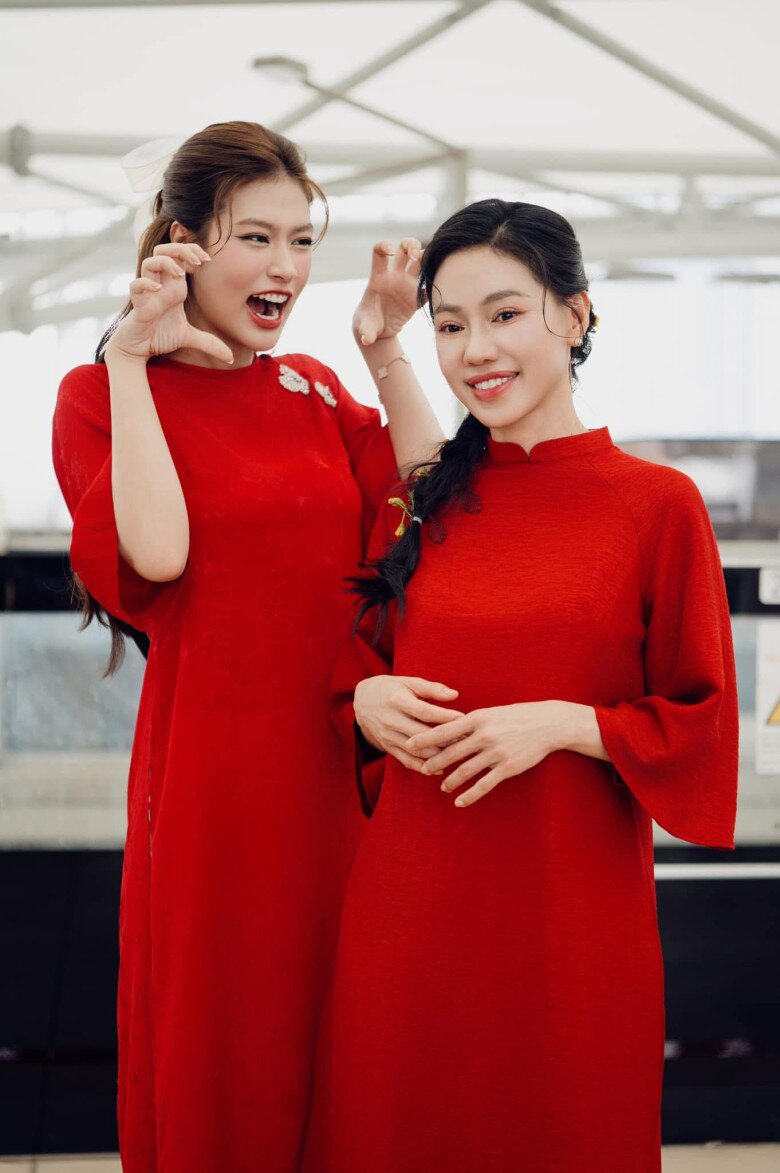 Hoa hậu Đoàn Thiên Ân và dì Dung cũng chuộng màu nail trong suốt, có thể thây đây là màu sắc nail rất dễ ứng dụng và phù hợp với hầu hết những độ tuổi khác nhau.