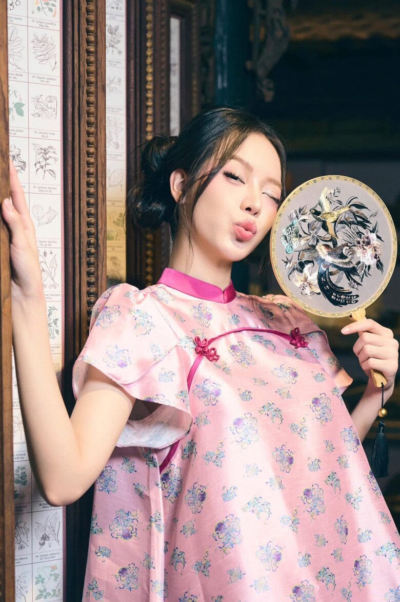 Thanh Thuỷ cũng tươi trẻ và sành điệu với màu nail này.