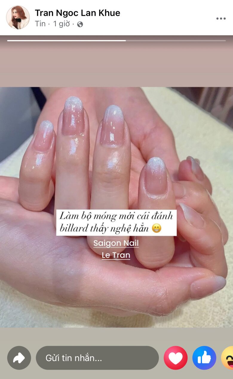 Lan Khuê cũng vừa đi sắm bộ nail mới, màu trong suốt phối cùng một chút trắng ở đầu móng cho nổi bật và tinh tế khi đi du Xuân.