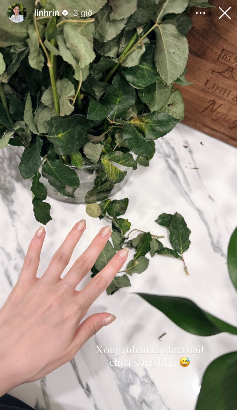 Linh Rin cũng nhanh chân tẩy bộ nail cũ để sắm sửa một màu nail trong suốt để đúng chuẩn vẻ đẹp như nàng thơ của cô trong mùa Tết 2025.